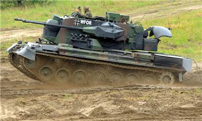 Ein Flugabwehrpanzer vom Typ Gepard fährt auf einem Truppenübungsplatz: Noch bis Ende des Monats will Deutschland die ersten Panzer dieser Art in die Ukraine bringen

