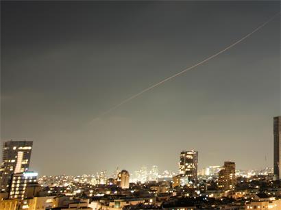 Flugkörper während iranischem Raketenangriff am Himmel über Zentralisrael, Verteidigung und Sicherheit im Nahen Osten