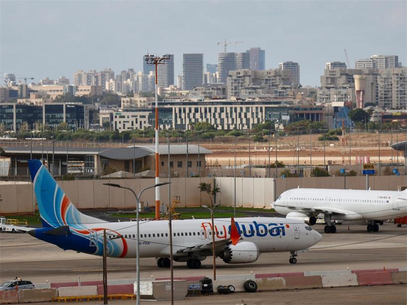 Ein Flugzeug der Fluggesellschaft Flydubai steht auf dem Vorfeld des internationalen Flughafens Ben Gurion