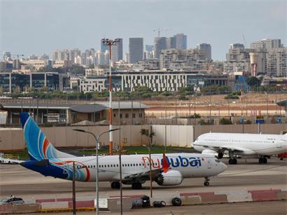 Ein Flugzeug der Fluggesellschaft Flydubai steht auf dem Vorfeld des internationalen Flughafens Ben Gurion