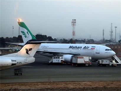 Ein Flugzeug der iranischen Fluggesellschaft Mahan Air am Flughafen Teheran-Mehrabad
