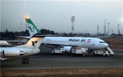 Ein Flugzeug der iranischen Fluggesellschaft Mahan Air am Flughafen Teheran-Mehrabad. Auch sie steht nun auf der Sanktionsliste der EU.
