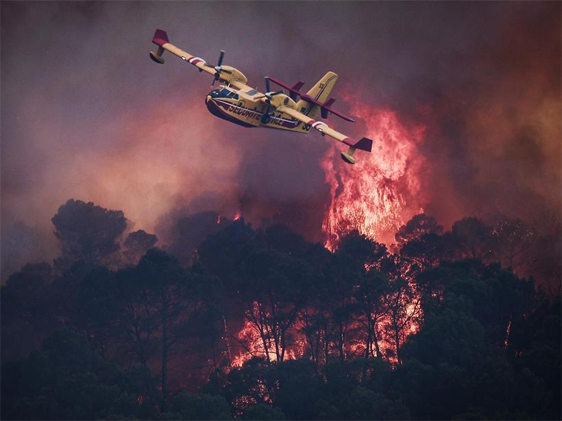 Beispiellose Waldbrände bringen Frankreich und Spanien an ihre Grenzen Ein Flugzeug des französischen Zivilschutzes vom Typ Canadair CL-415 fliegt während eines Waldbrands an den Flammen vorbei