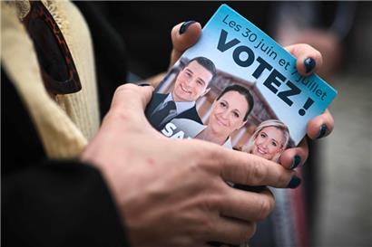 Ein Flyer des französischen Rassemblement national zur Parlamentswahl
