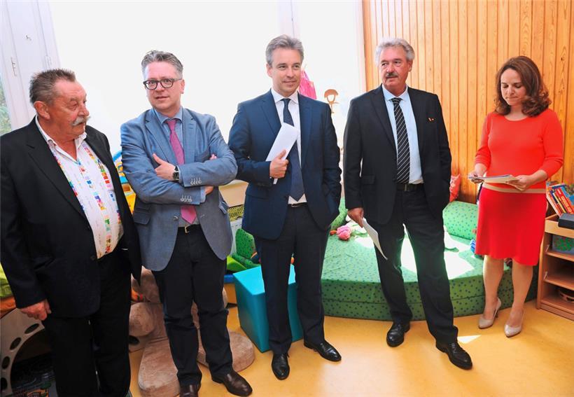 Ein Foto aus einer anderen Zeit: Die Regierungsmitglieder Corinne Cahen, Jean Asselborn und Claude Meisch empfangen 2015 mit ONA-Chef Yves Piron sowie dem „Bäerdrefer“ Bürgermeister Ernest Walerius Luxemburgs erste syrische Flüchtlinge (v.r.n.l.). 
