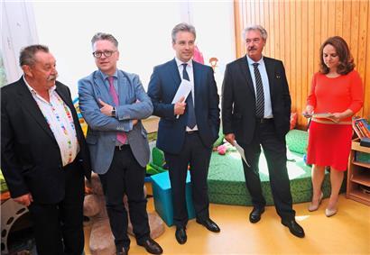 Ein Foto aus einer anderen Zeit: Die Regierungsmitglieder Corinne Cahen, Jean Asselborn und Claude Meisch empfangen 2015 mit ONA-Chef Yves Piron sowie dem „Bäerdrefer“ Bürgermeister Ernest Walerius Luxemburgs erste syrische Flüchtlinge (v.r.n.l.). 
