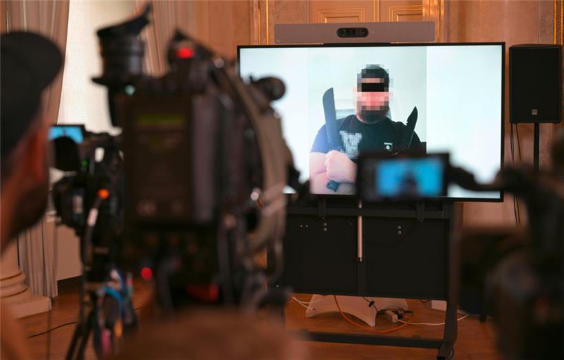 Ein Foto des unter Terror-Verdacht festgenommenen mutmaßliche Anhänger der Terrormiliz Islamischer Staat (IS) während eines Doorsteps anlässlich der Absage der Swift Konzerte im Innenministerium
