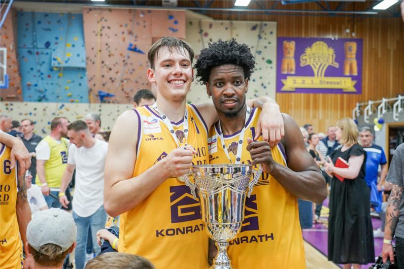 Ein Foto fürs Steinseler Familienalbum: Ivor Kuresevic (l.) und US-Spieler Jarvis Williams posieren mit der Meistertrophäe
