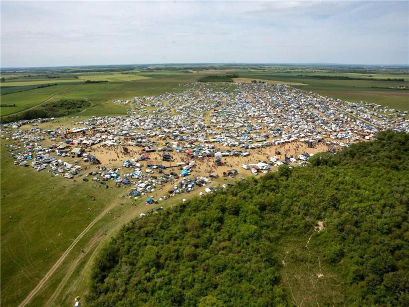 Luftaufnahme der großen Teilnehmermenge einer Teknival-Rave-Party auf dem Militärgelände in Cornusse bei Bourges