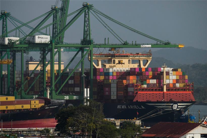 Ein Frachter im Panamakanal: Droht demnächst ein weltweiter Handelskrieg?
