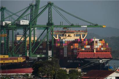 Ein Frachter im Panamakanal: Droht demnächst ein weltweiter Handelskrieg?
