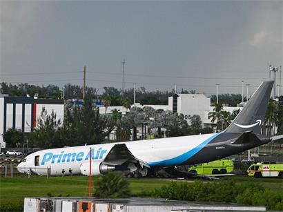 Ein Frachtflugzeug von Prime Air ist am Miami International Airport zu sehen, nachdem es am 6. September 2026 am Miami International Airport in Miami, Florida, über die Landebahn hinausgeschossen war