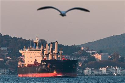 Ein Frachtschiff, mit ukrainischem Getreide beladen, durchquert den Bosporus
