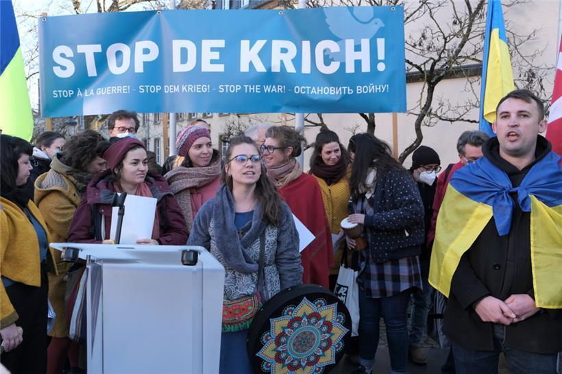 Ein Frauenzirkel rund um eine Ukrainerin trat auf, um ein Lied vorzutragen