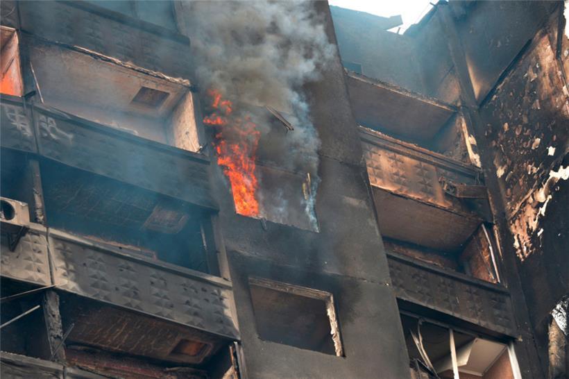 Ein Gebäude brennt, nachdem russische Truppen das Gebiet in der zweitgrößten ukrainischen Stadt Charkiw im Osten am 6. März 2022 beschossen haben
