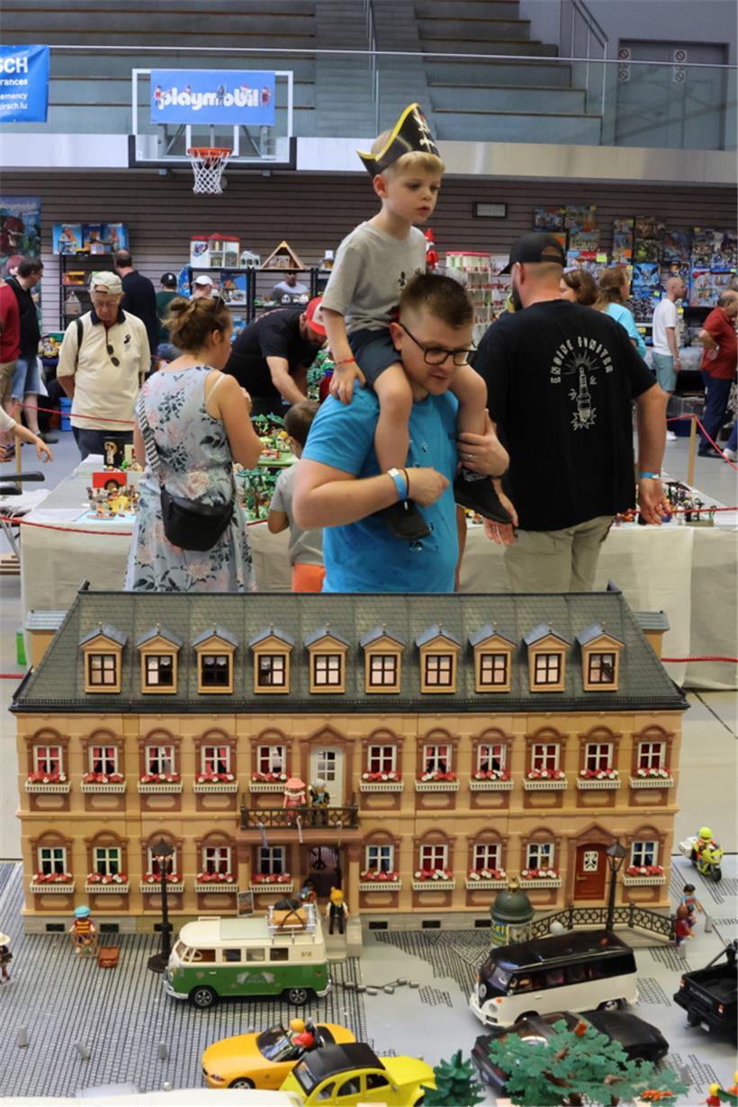 Ein Gebäude mit vielen Fenstern … sehr vielen. Wer die wohl putzt?
