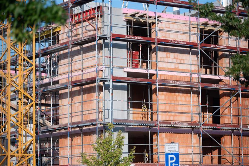 Ein Gerüst an der Baustelle eines Neubaus
