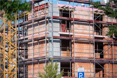 Ein Gerüst an der Baustelle eines Neubaus
