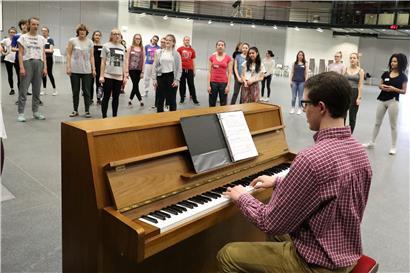 Ein Gesangslehrer bei einem Musik-Workshop der UGDA in Vor-Corona-Zeiten
