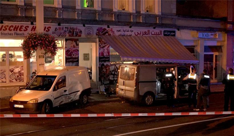 Ein Geschäft ist in Essen mit Absperrband der Polizei gesichert. Bei mehreren Bränden sind 31 Menschen verletzt worden – zwei Kinder schweben in Lebensgefahr. 
