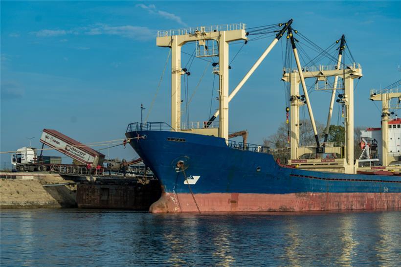 Ein Getreidefrachter in einem Hafen in der westlichen Ukraine wird mit Getreide beladen
