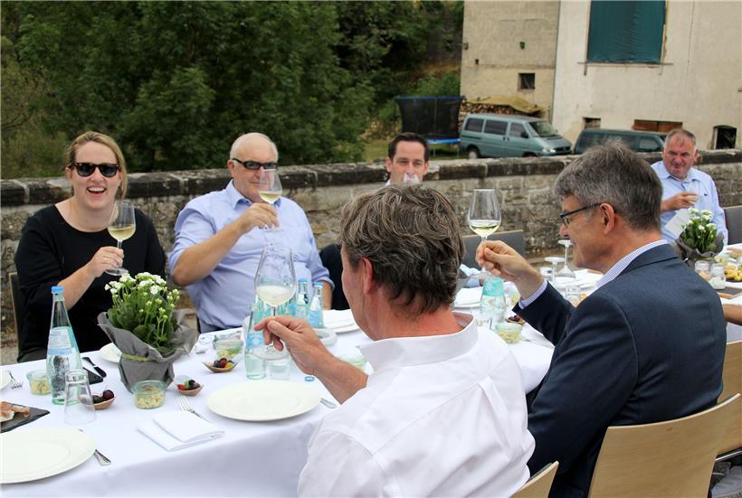 Ein Gläschen unter Freunden