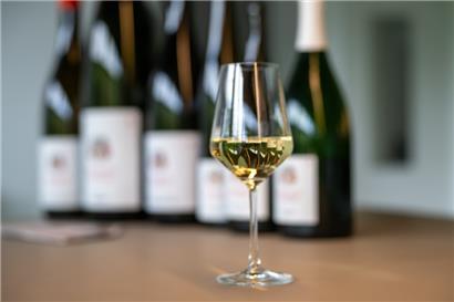 Ein Glas Moselriesling: Fast jeder zehnte Deutsche konsumiert Alkohol „in gesundheitlich riskanter Form“
