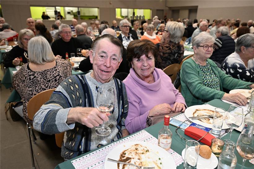 Ein Glas Wein, gutes Essen und nette Bekanntschaften: Die Menschen in Schifflingen freuen sich jedes Jahr auf ihre „Seniorefeier“

