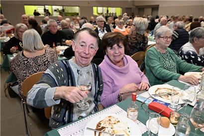 Ein Glas Wein, gutes Essen und nette Bekanntschaften: Die Menschen in Schifflingen freuen sich jedes Jahr auf ihre „Seniorefeier“
