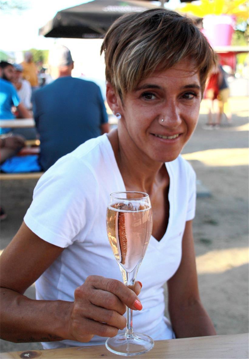 Ein Glas prickelnde Perlen im Weingarten genießen