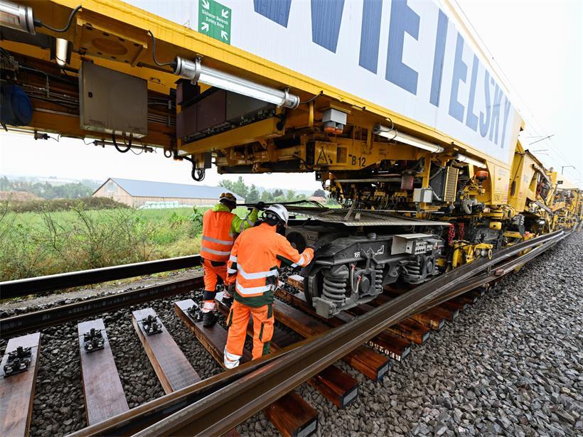 Ein Gleisbauzug verlegt auf der Strecke zwischen Betzdorf und Hagelsdorf im September 2025 Bahnschwellen. Damals erklärte ein Mitarbeiter des Bautrupps, dass die Schwellen aus Azobé-Holz seien. Die Holzart wird auch „Bongossi“ genannt.