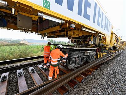 Ein Gleisbauzug verlegt auf der Strecke zwischen Betzdorf und Hagelsdorf im September 2025 Bahnschwellen. Damals erklärte ein Mitarbeiter des Bautrupps, dass die Schwellen aus Azobé-Holz seien. Die Holzart wird auch „Bongossi“ genannt.