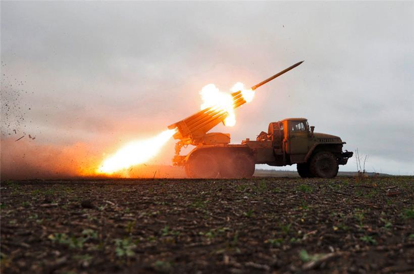 Ein „Grad“-Mehrfachraketenwerfer der Ukraine beschießt russische Positionen im Donbass
