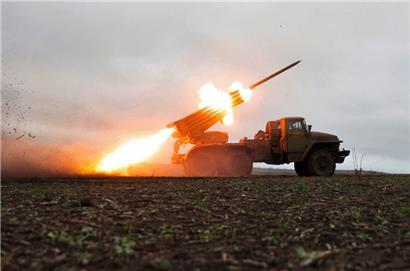 Ein „Grad“-Mehrfachraketenwerfer der Ukraine beschießt russische Positionen im Donbass
