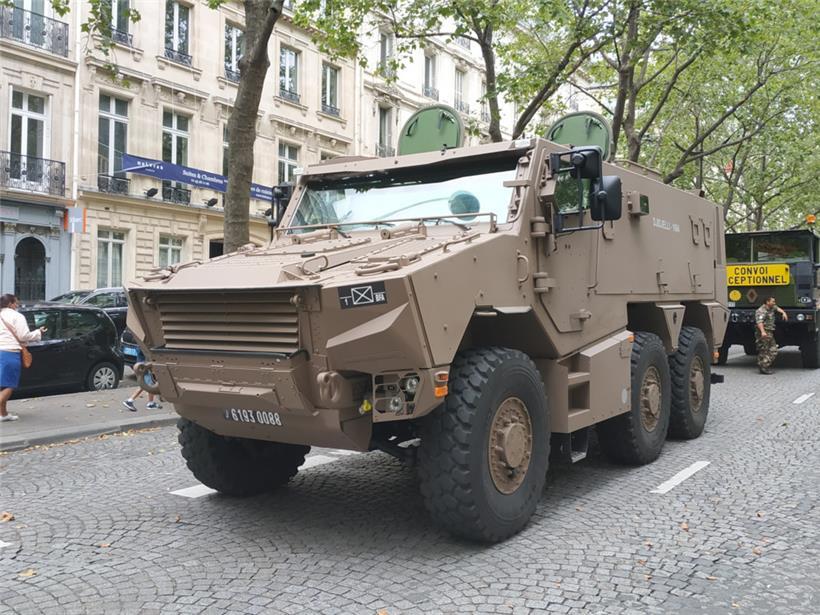 Ein Griffon bei der Militärparade in Frankreich
