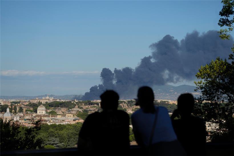 Ein Großbrand im Juli in Rom: Auch sonst sind die Aussichten für viele Menschen in Italien düster
