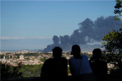 Ein Großbrand im Juli in Rom: Auch sonst sind die Aussichten für viele Menschen in Italien düster
