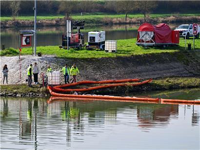 Ölartige Substanz auf Wasseroberfläche, eingefangen von Hafenverwaltung zur Gewässerreinigung und Umweltschutz