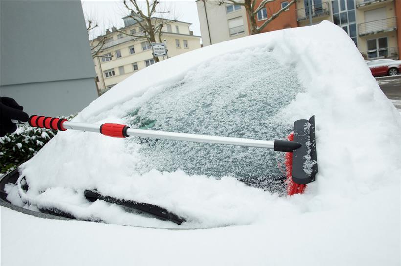 Ein Guckloch reicht nicht: Wer fahren möchte, sollte im Winter sämtliche Scheiben von Schnee oder Eis befreien. Ansonsten droht ein Bußgeld. 
