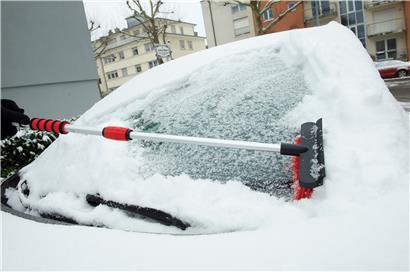 Ein Guckloch reicht nicht: Wer fahren möchte, sollte im Winter sämtliche Scheiben von Schnee oder Eis befreien. Ansonsten droht ein Bußgeld. 
