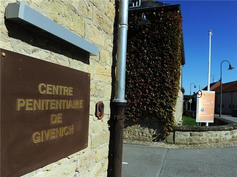 Häftling attackiert Beamten in Gefängnis, Einsatzkräfte sichern verletzten Sicherheitsbeamten vor Ort