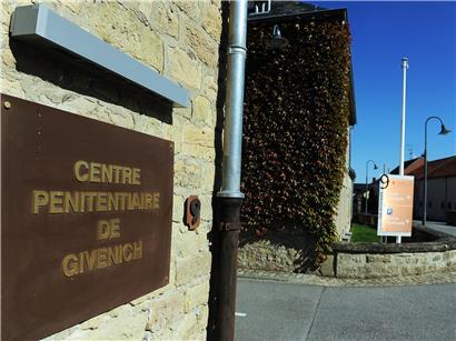 Häftling attackiert Beamten in Gefängnis, Einsatzkräfte sichern verletzten Sicherheitsbeamten vor Ort