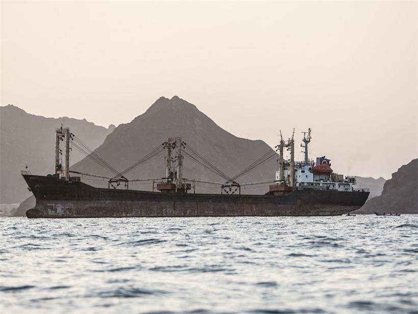 Ein Handelsschiff hat vor Jemens Küste nahe Bab al-Mandab Anker geworfen. Die Meerenge verbindet das Rote Meer mit dem Golf von Aden und dem Indischen Ozean