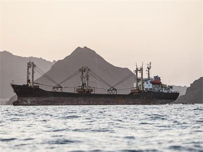 Ein Handelsschiff hat vor Jemens Küste nahe Bab al-Mandab Anker geworfen. Die Meerenge verbindet das rote Meer mit dem Golf von Aden und dem indischen Ozean