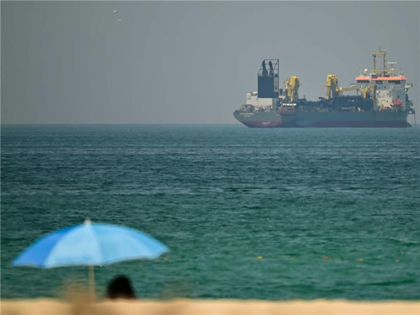 Handelsschiff vor Dubai-Küste vor Anker, politische Spannungen in Straße von Hormuz beeinflussen globale Wirtschaft