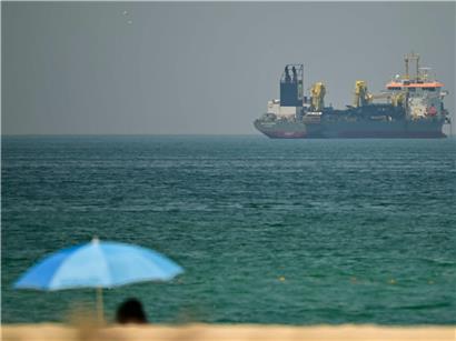 Handelsschiff vor Dubai-Küste vor Anker, politische Spannungen in Straße von Hormuz beeinflussen globale Wirtschaft