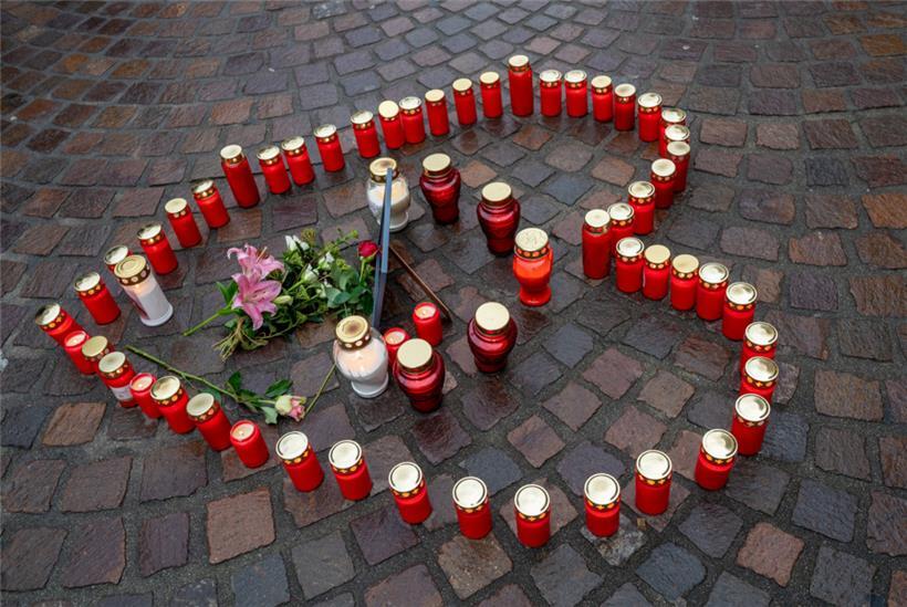 Ein Herz aus Kerzen haben Menschen an der Stelle aufgestellt, wo am 1. Dezember ...