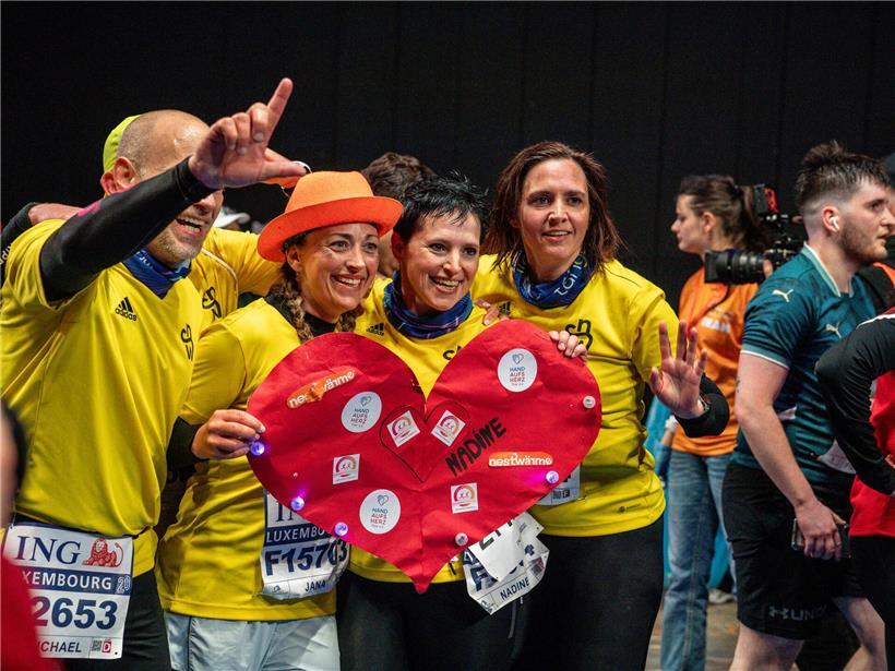 Herzförmige Dekoration für Nadine im Zielbereich eines Lauf-Events bei Sonnenschein