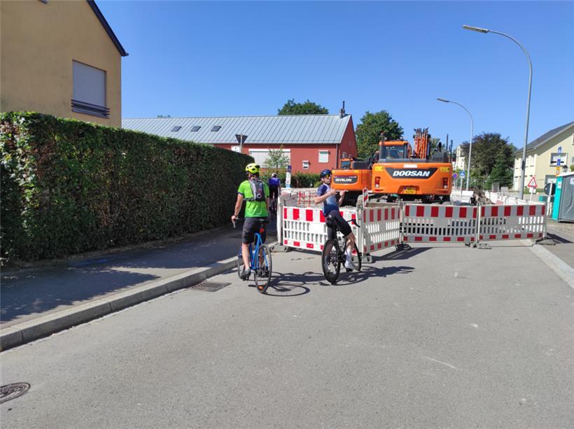 Ein Hindernis der anderen Art fordert im Dorfkern von Sandweiler Problemlösungskompetenzen – Nic ist begeistert
