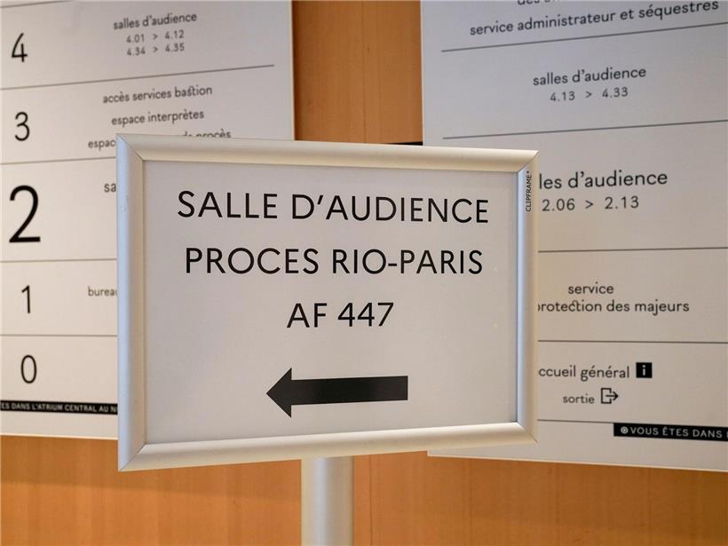 Hinweisschild „Rio-Paris-Prozess AF447“ vor Gerichtssaal des Pariser Gerichtsgebäudes